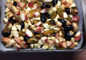 Шарлотка з сливами й яблуками: готуємо вдома ароматний, гарний пиріг