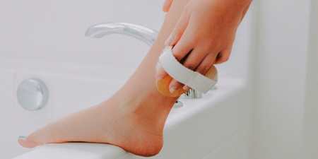 Щітка для сухого масажу тіла — особливості вибору, використання в домашніх умовах і догляду за нею