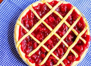 Відкритий пиріг з вишнею: смачний, простий ягідний десерт