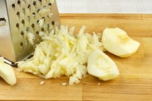 Яблучний пиріг з манкою – незвичайний рецепт на сухому тесті