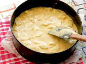 Шарлотка з карамелізованими яблуками: інгредієнти, випікання