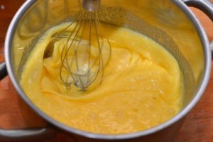 Шарлотка на молоці з яблуками: готуємо вдома ароматний пиріг