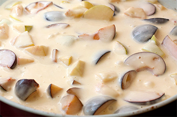 Пиріг зі сливами та яблуками: простий, смачний рецепт