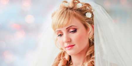 Весільні зачіски на довге волосся з фатою — зібрані, з косами або чубчиком, модні образи з фото