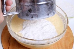 Пиріг з вишнею на кефірі: найніжніший ягідний десерт