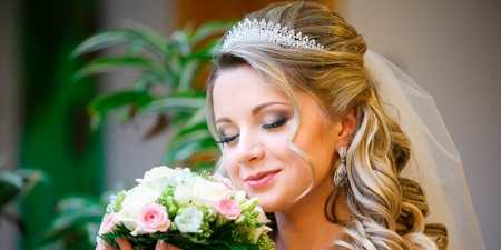 Весільні зачіски на довге волосся з фатою — зібрані, з косами або чубчиком, модні образи з фото