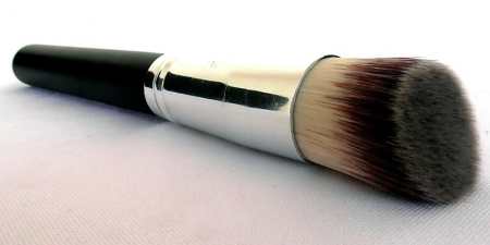 Пензлик для тонального крему — огляд виробів від кращих брендів з описом, характеристиками та фото