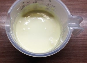 Шарлотка з сливами й яблуками: готуємо вдома ароматний, гарний пиріг