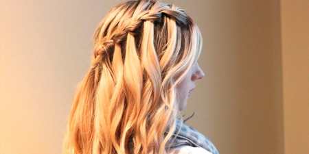 Зачіски на випускний на середнє волосся: красиві укладання з фото