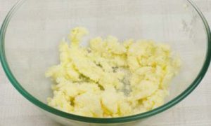 Відкритий пиріг з вишнею: смачний, простий ягідний десерт