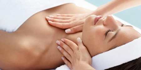 Масаж шиї від зморшок — як позбутися від смужок і складок в домашніх умовах