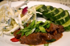 Як готується свиняча печінка в сметані з простим і апетитним рецептами