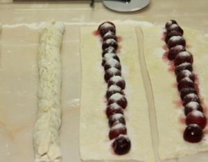 Пиріг равлик з вишнею – рецепт приготування, як укласти начинку