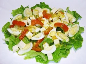 Салати з помідорів і огірків на святковий стіл — 7 найкращих рецептів