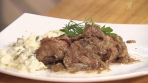 Як готується свиняча печінка в сметані з простим і апетитним рецептами