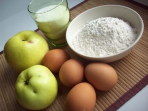 Дієтична шарлотка з яблуками – легкий низькокалорійний рецепт