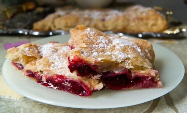 Пиріг з вишнею з листкового тіста: як приготувати самостійно