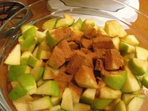 Шарлотка з яблуками і корицею – просто і смачно