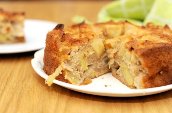 Дієтична шарлотка з яблуками – легкий низькокалорійний рецепт