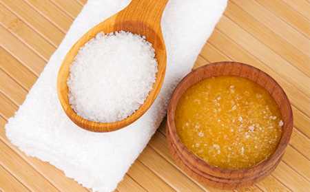 Скраб для шкіри голови в домашніх умовах від лупи і очищаючий: приготування і нанесення, рецепти