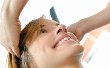 Масаж голови для росту волосся в домашніх умовах: як правильно робити руками, сіллю, рушником, з оліями