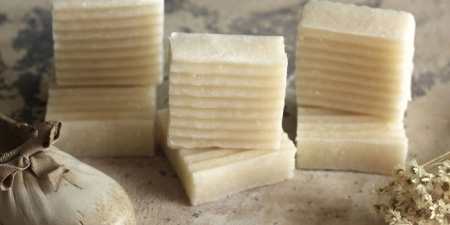 Господарське мило — корисні властивості і шкода, застосування в народній медицині і косметології