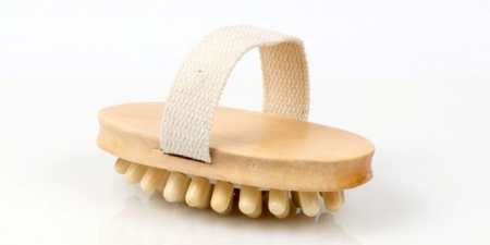 Щітка для тіла — користь для здоров’я, техніка виконання розтирань, масажу в душі або лазні