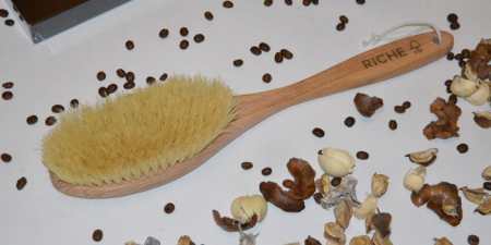 Щітка для тіла — користь для здоров’я, техніка виконання розтирань, масажу в душі або лазні