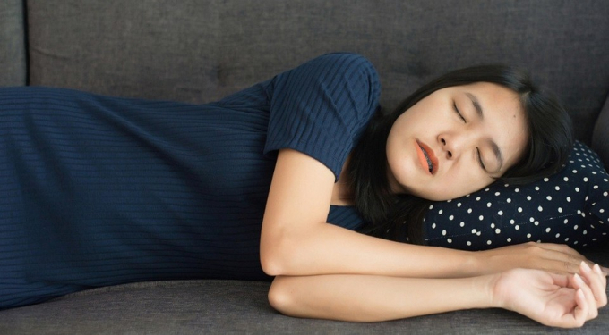 Чому людина скрипить зубами уві сні (чи є серед причин небезпечні)