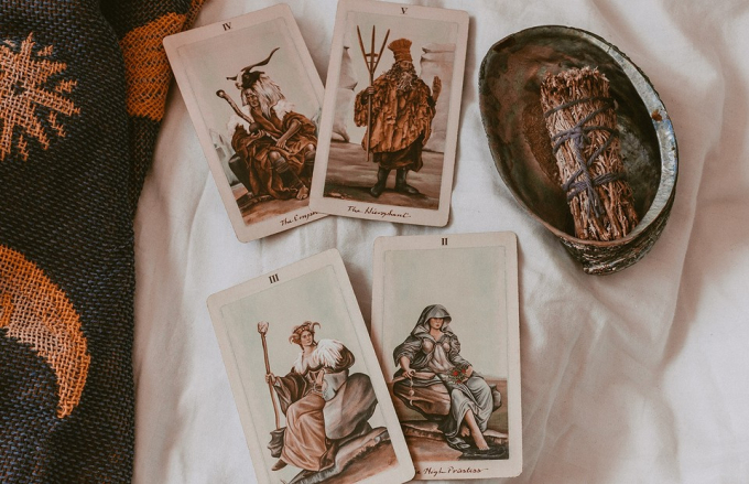 Таро Райдера-Уейта: чому їх називають революційними і чи підходять вони новачкам