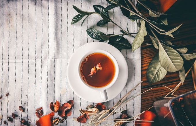 З гібіскусом чи матчу: який чай тобі підходить за знаком зодіаку