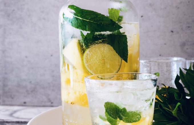 Лимонна вода: 12 причин почати пити її вранці (і цілих 8 рецептів)