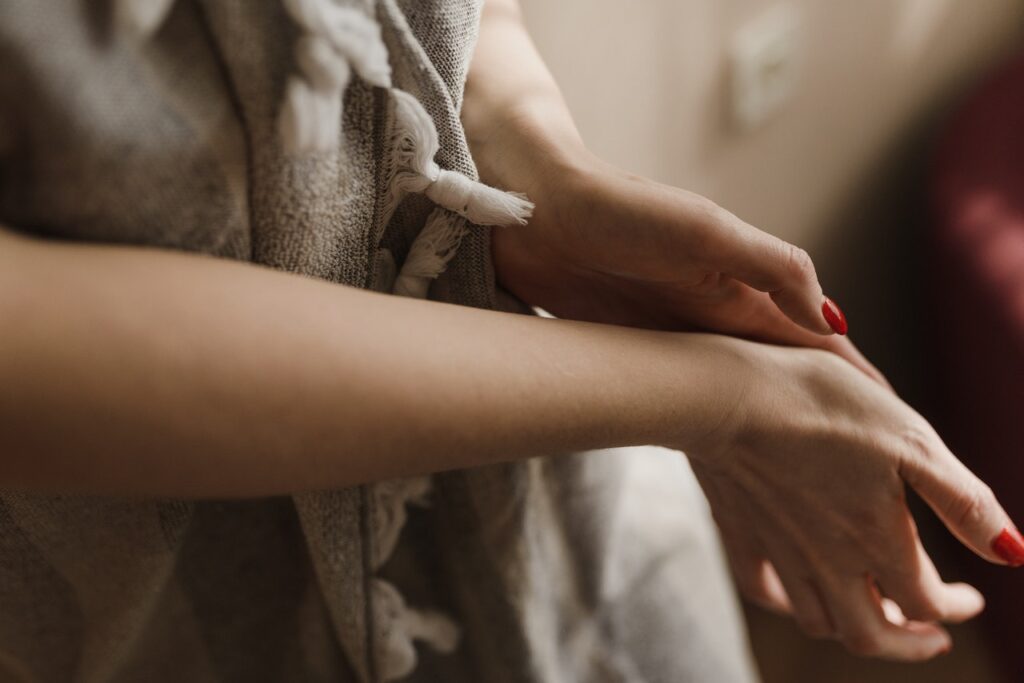 Як швидко відбілити шкіру рук і ліктів після городу від засмаги та жовтизни