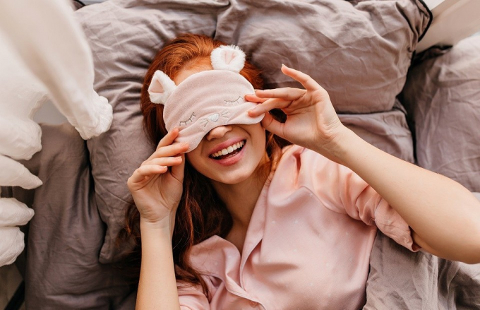 Чому не можна спати ногами до дверей: як тлумачили прикмету у різних культурах