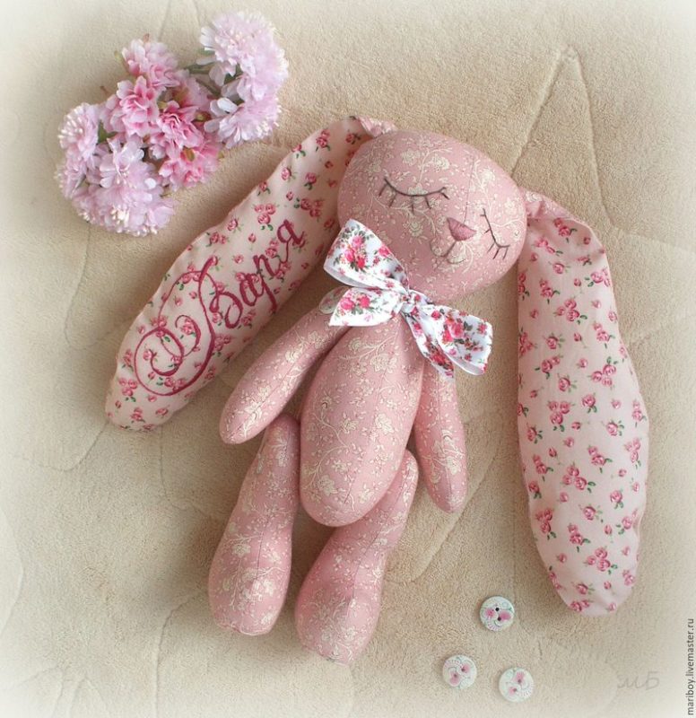 Кролик із тканини своїми руками: сувенір на Новий рік 2023