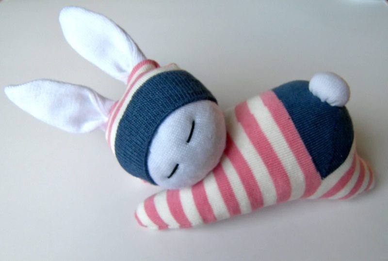 Кролик із тканини своїми руками: сувенір на Новий рік 2023