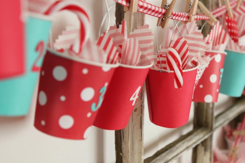 Новорічні вироби зі стаканчиків своїми руками: найкращі ідеї 2023