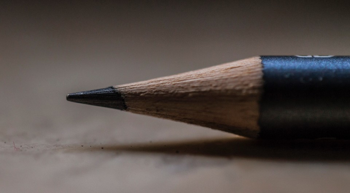 Шкільна хитрість із наслідками: що буде, якщо з'їсти олівець грифель