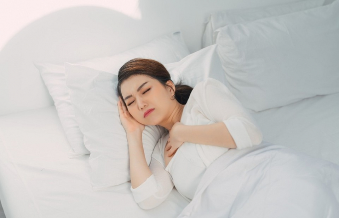 Від сили гравітації до кислотного рефлюксу: чому вночі закладає носа