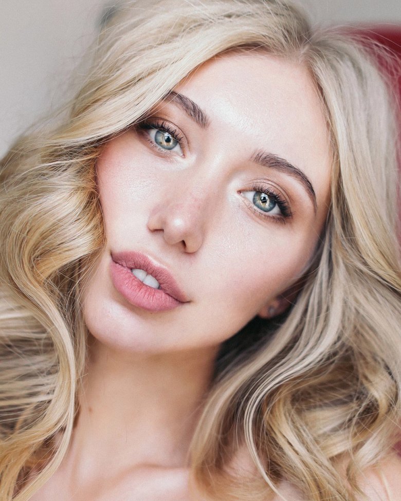 Рожева помада для блондинок