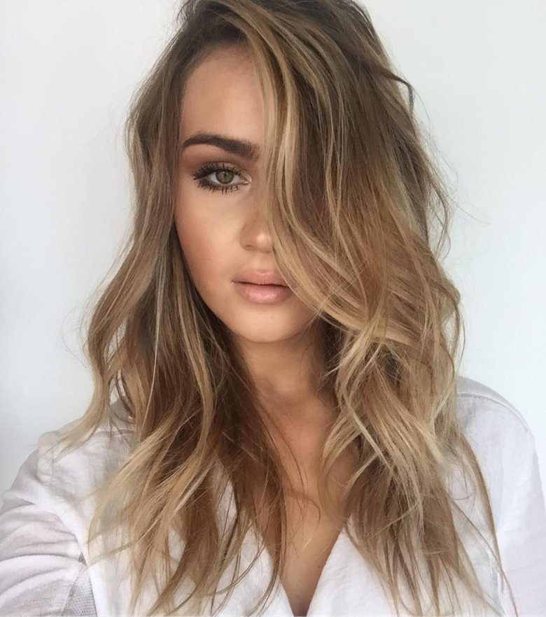 Дівчина в сонячних відблисках