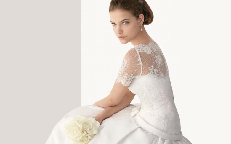 Дівчина у весільній сукні