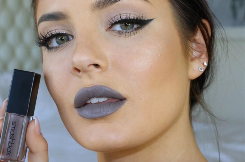 Помада холодного відтінку.