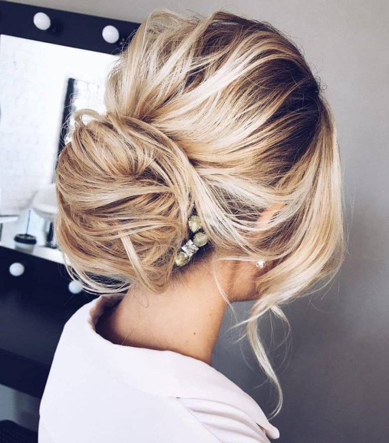 Весільна зачіска пучок