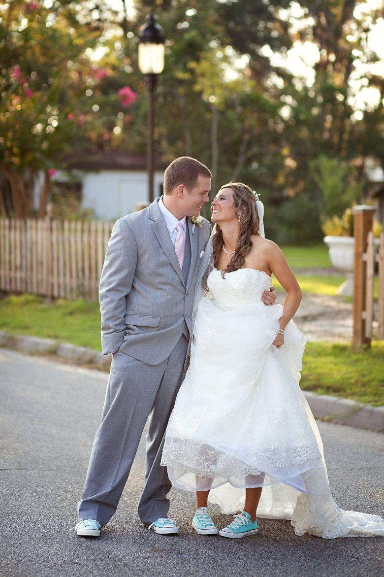 Весільне вбрання з кросівками