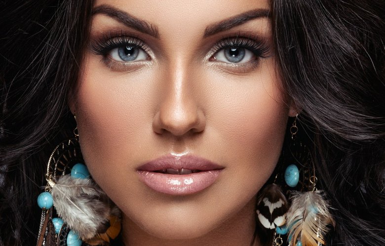 Макіяж для блакитнооких брюнеток