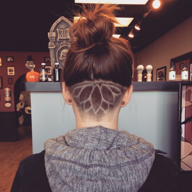 Каре з чубчиком і поголеною потилицею