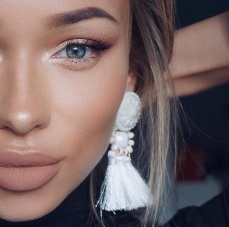 Бежева помада