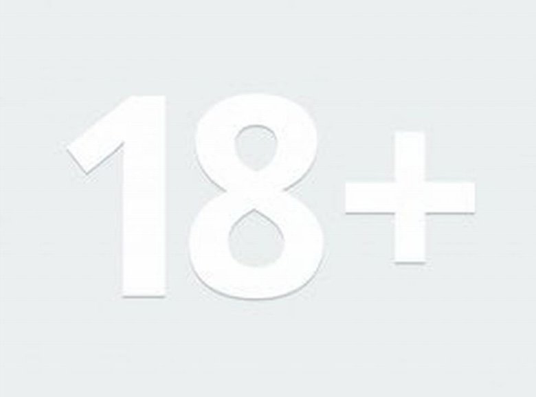 Дівчина у весільній сукні приміряє