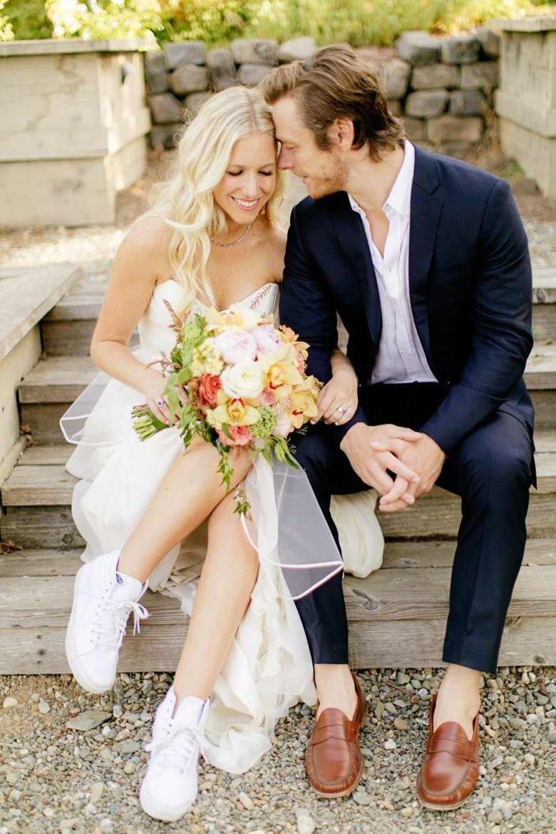 Наречений та наречена у кросівках